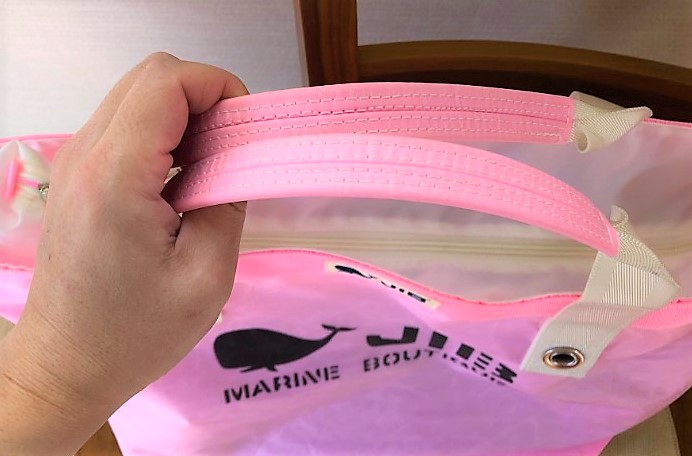 ブログ「モノオス」JIB（ジブ）で、ラバブルピンク色のトートバッグの持ち手を映した写真