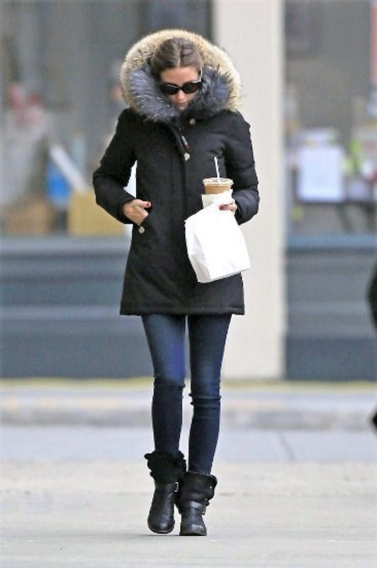 ブログ「モノオス」オリヴィア・パレルモがウールリッチを着て歩いている画像