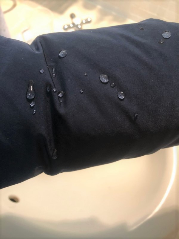 ブログ「モノオス」WOOLRICH(ウールリッチ）アークティックパーカが雨にぬれているけど、生地が雨粒をはじいている写真