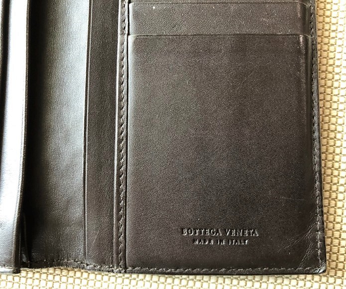 ブログ「モノオス」ボッテガ・ヴェネタ長財布を広げて、内側のブランドロゴの刻印を撮っている画像