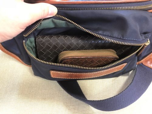 ブログ「モノオス」フェリージボディバッグ799のチャックを開けて、サブポケットの中にボッテガ長財布とボッテガ小銭入れ入れているところを撮った画像
