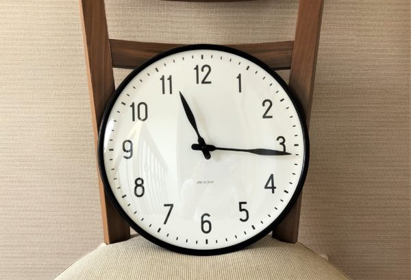 ブログ「サラサバ」佐護穣の所有するアルネ・ヤコブセンのステーションクロックを椅子において撮った拡大画像