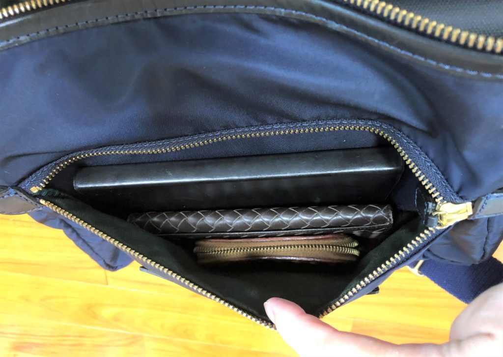 ブログ「モノオス」フェリージショルダーバッグ9362/DSのフロントにあるポケットにノートとボッテガヴェネタの財布と小銭入れを入れて撮った画像