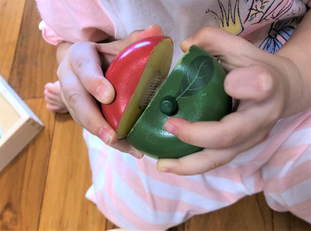 ブログ「モノオス」ボーネルンドのボーネシェフフルーツ＆ベジタブルで子供が違う果物をくっつけて遊んでいる画像