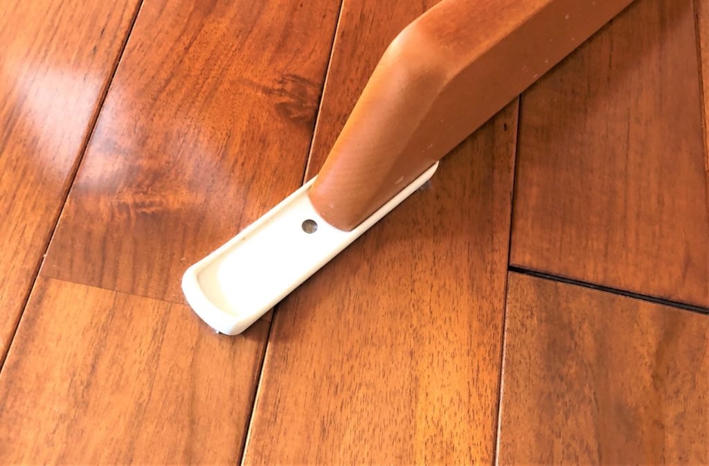 ブログ「モノオス」ストッケのトリップトラップ（ブナ素材でブラウン色）に白のベビーセットの延長スライダーを付けて撮った画像