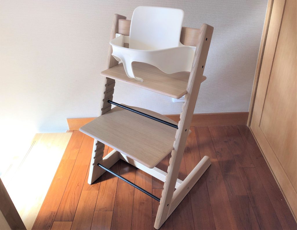 ブログ「モノオス」ストッケのトリップトラップのオークでオークナチュラルブ色を斜め横から撮った画像