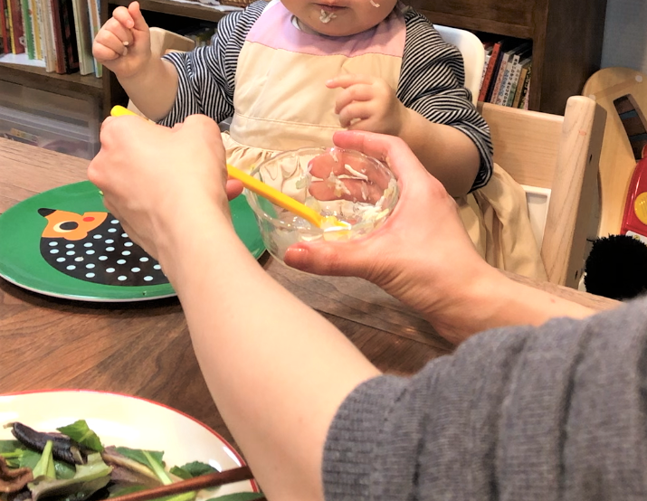 ブログ「モノオス」ストッケのトリップトラップ（オーク素材オークナチュラル色）に座ってダイニングでご飯を食べている赤ちゃんを撮った画像