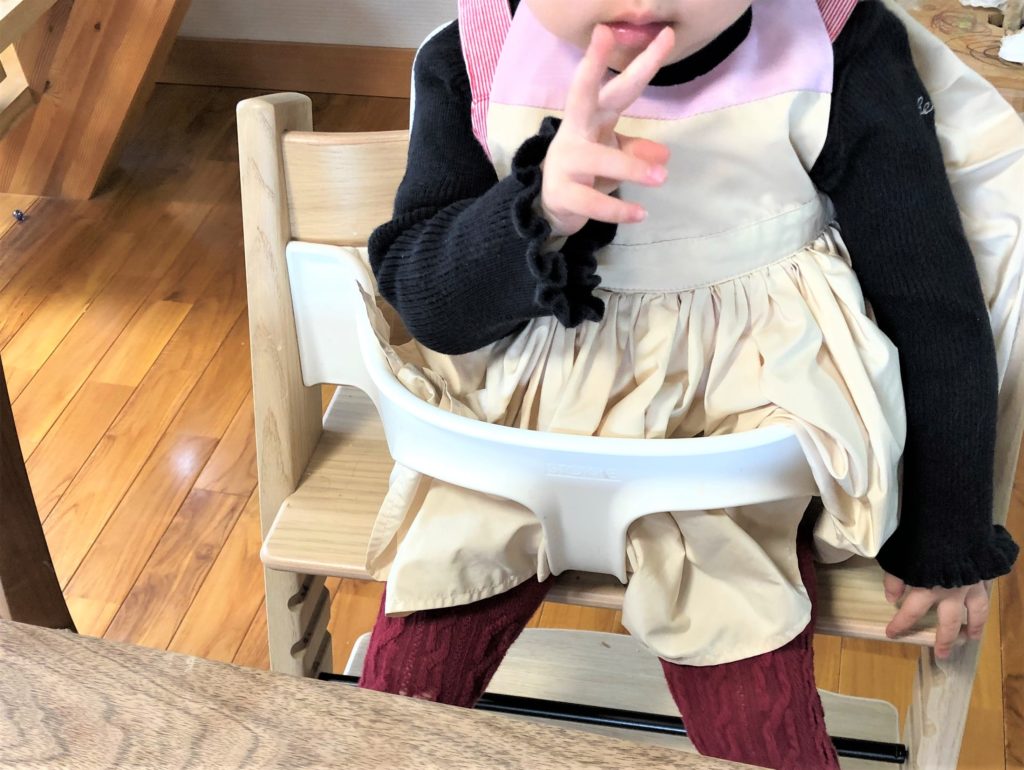 ブログ「モノオス」マールマールのエプロン・ブーケ１を着てストッケのイスに座ったところを撮った画像
