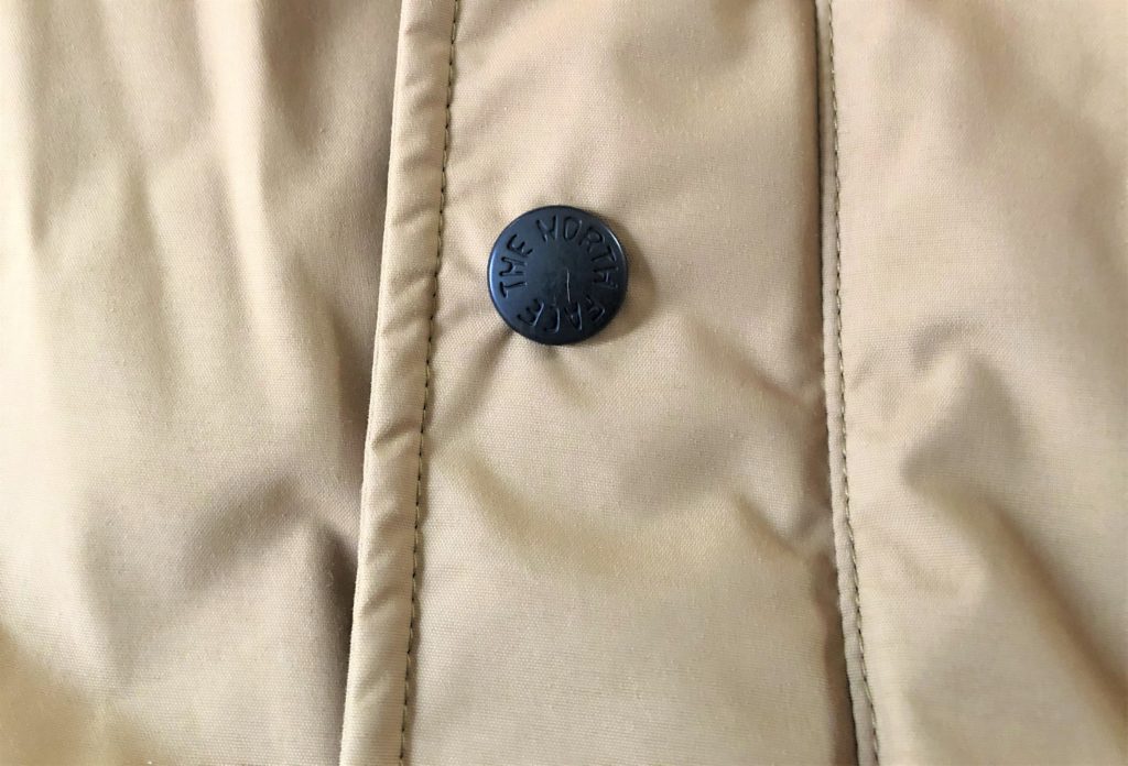 ブログ「モノオス」ノースフェイス ウィンターコーチジャケット キッズのボタンを撮った画像