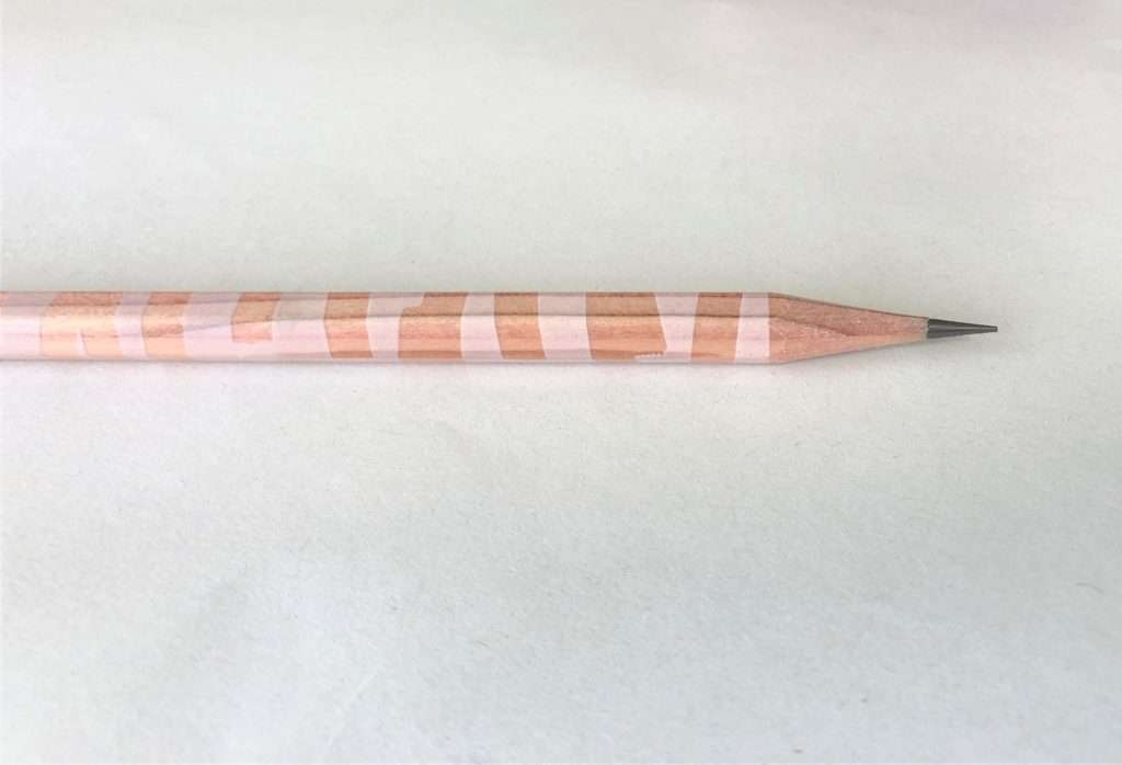 ブログ「モノオス」カール事務機エンゼル５ロイヤル（鉛筆削り）で削った鉛筆を撮った画像